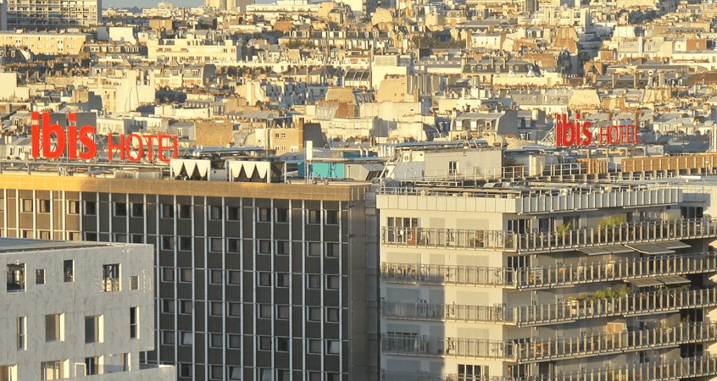 Vue sur l'immeuble de l'Ibis Batignolles à Paris noyé dans le reste de la ville, bâtiments nombreux en arrière plan. 