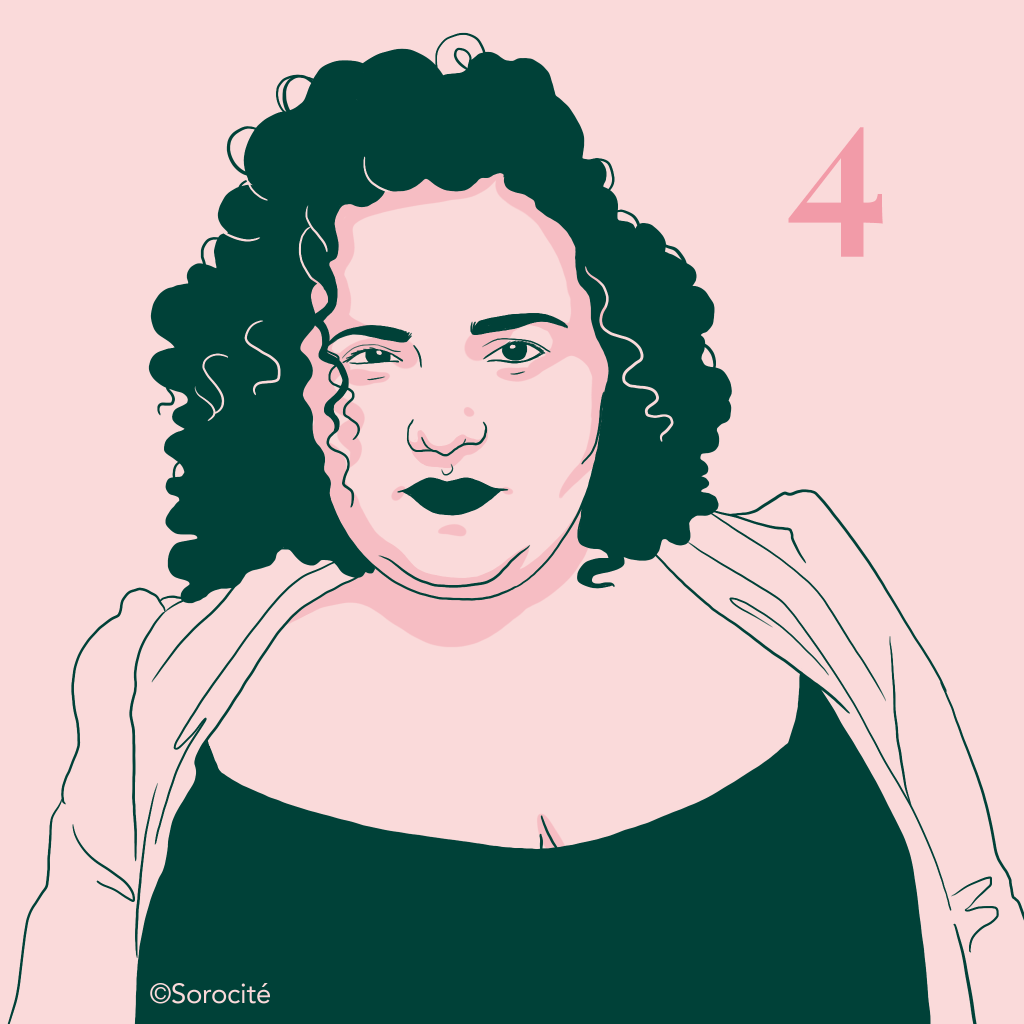 Leslie Barbara Butch en format portrait de face, cheveux foncés bouclés avec le numéro 4 inscrit à droite