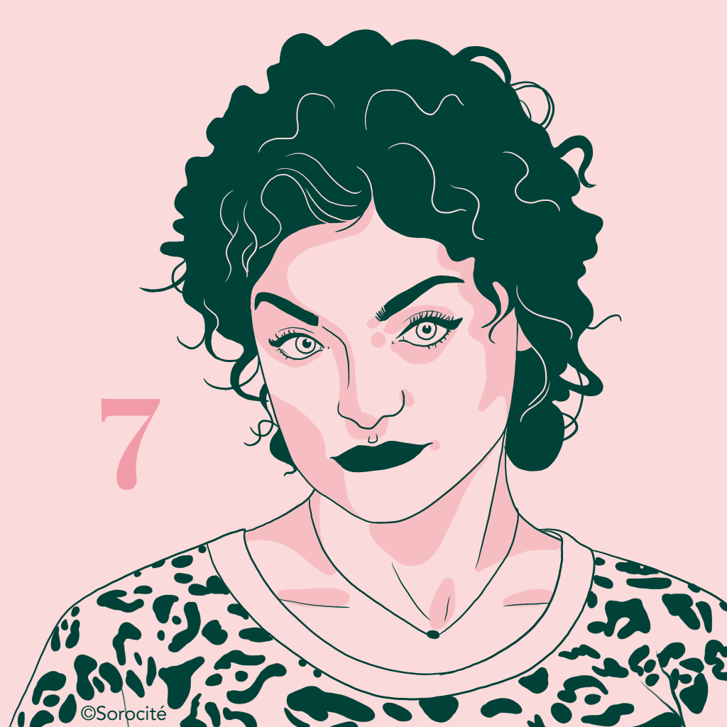 Fioana Schmidt, dessinée en format portrait, cheveux bouclés au dessus des oreilles, collier très fin au cou et top motifs panthères. 