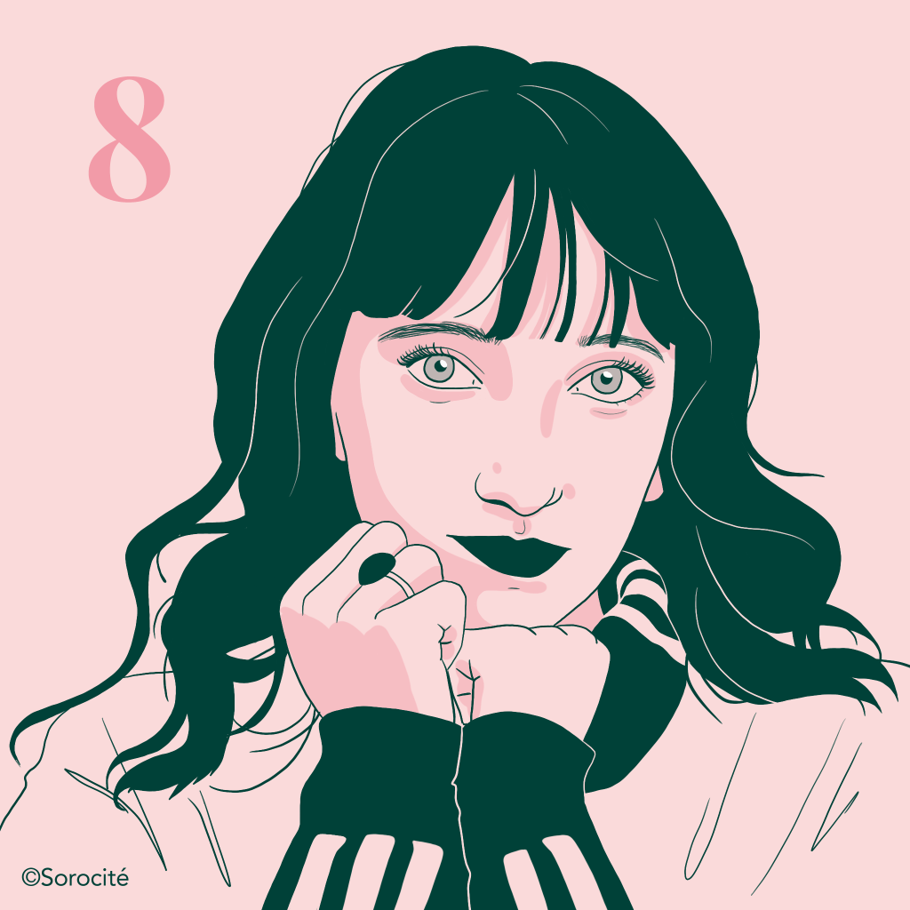 Portrait, femme aux cheveux longs détachés en sweet à col roulé et une bague à la main de gauche. Numéro 8.