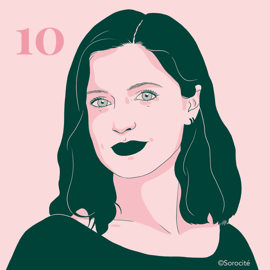 Rebecca Amsellem en format portrait cheveux mi-longs avec des petits anneaux à l'oreille à droite. Numéro 10 à côté de sa tête. 