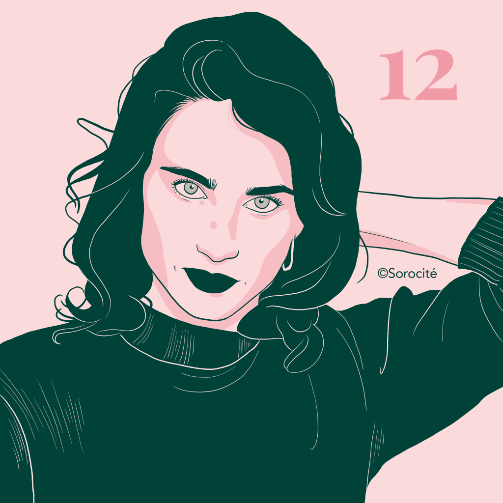 Format portrait d'Adèle Haenel, cheveux mi-longs la main derrière la tête avec le chiffre 12 à droite.