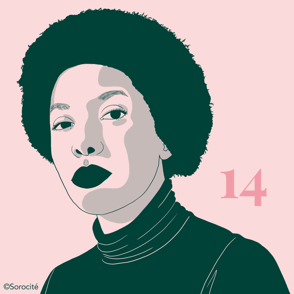 Amandine Gay en format portrait, portant les cheveux courts, un pull à col roulé foncé. A droite le numéro 14.