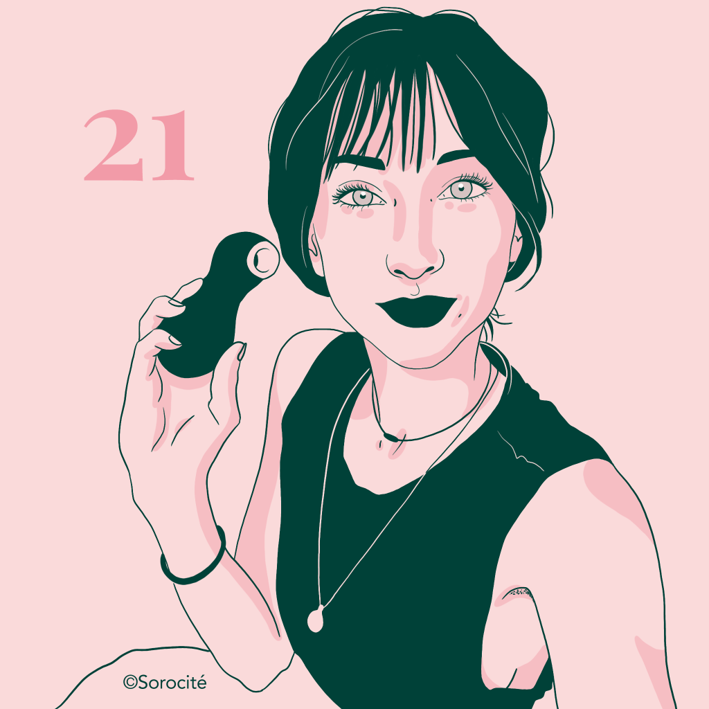 Masha Sexplique en format portrait avec un sextoy dans la main et le numéro 21 à côté de sa tête.
